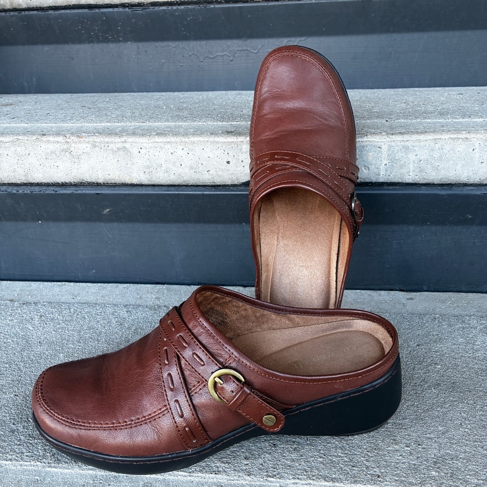 Easy Spirit Esderlin brown leather clogs/ mules/ slip-on shoes